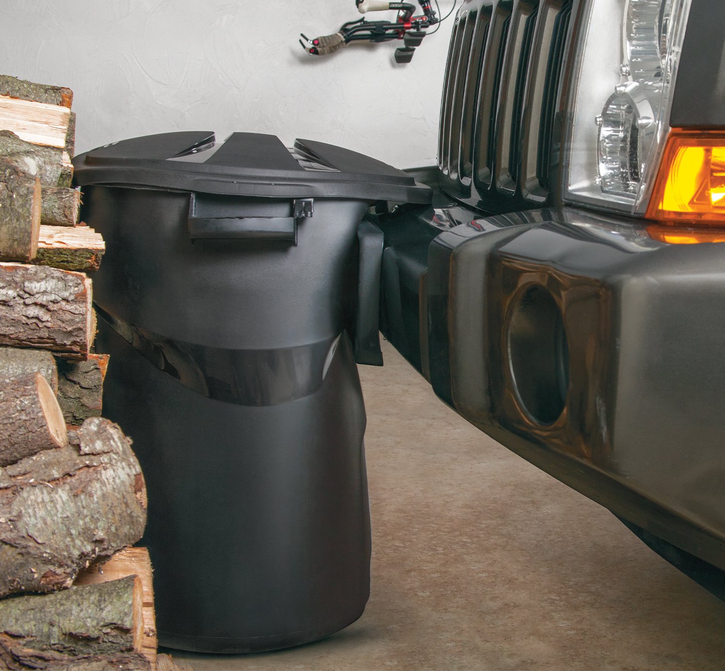 Rubbermaid Roughneck Garbage Can  Indoor/Outdoor - Black 121L / 32GAL