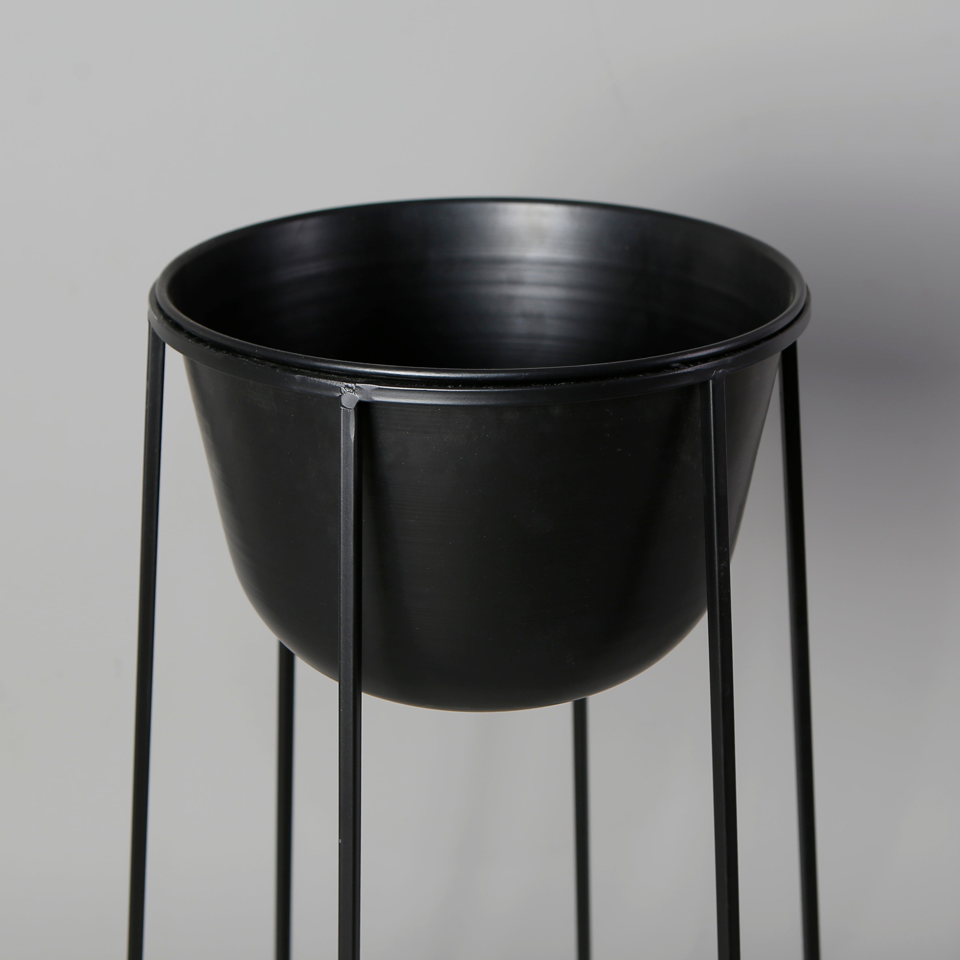 Nura Black Raised Metal Pot Planter 2.5’