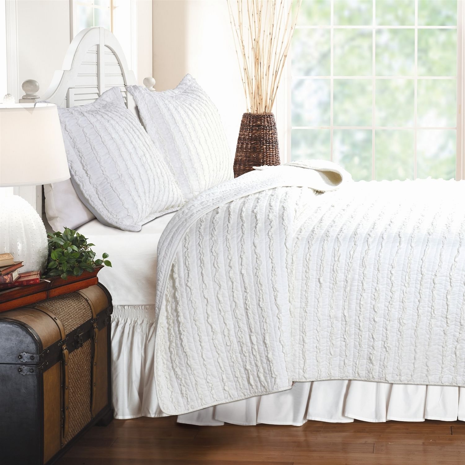 King size 3-Piece Quilt Set with 2 Pillow Shams 100% Cotton White Ruffles - Free Shipping