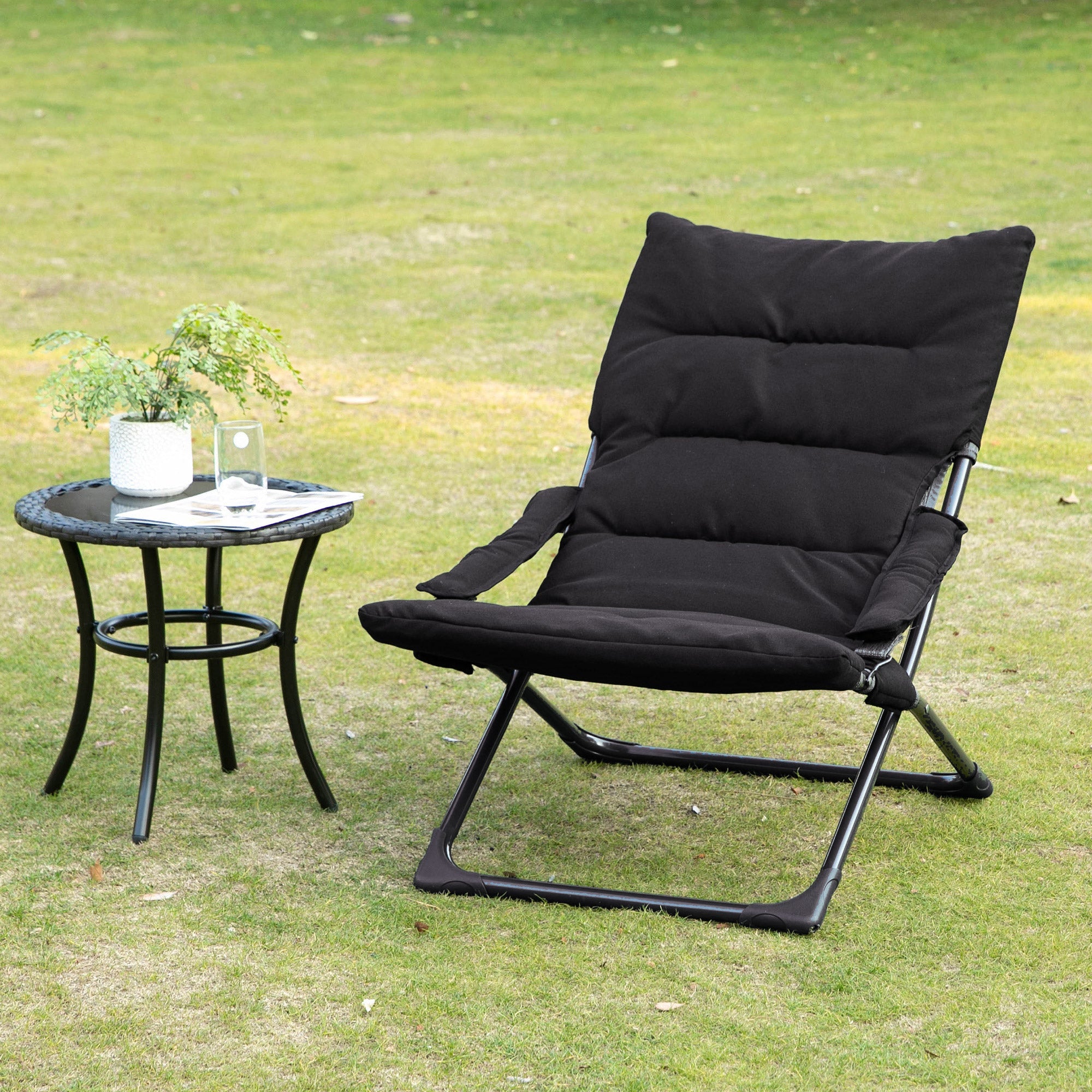 Outsunny Folding Lounge Chair, Mesh Fabric Lounger with Thick Padded Cushion and Armrest, Camping Beach Chair, Black