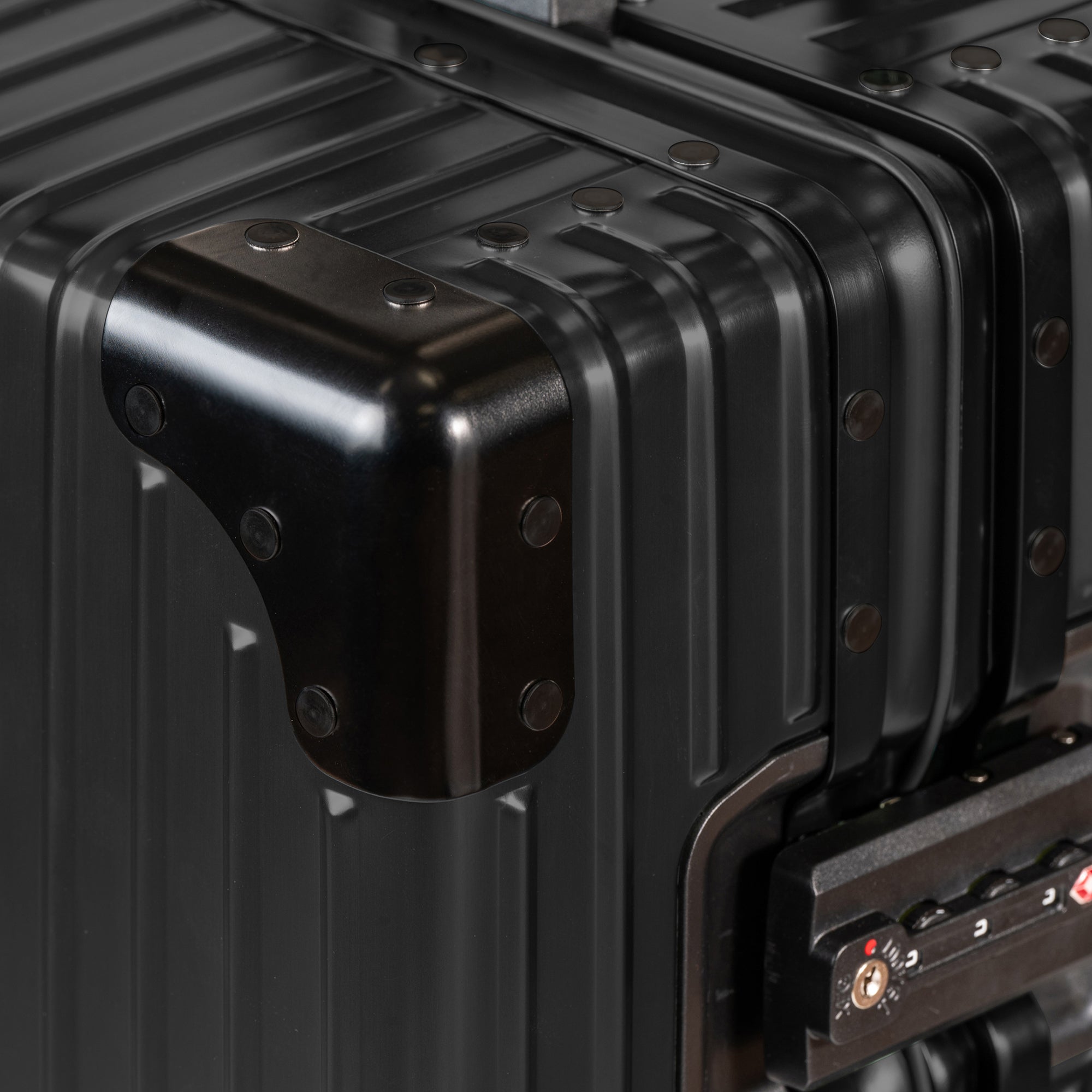 Elite / Aluminum Carry-on