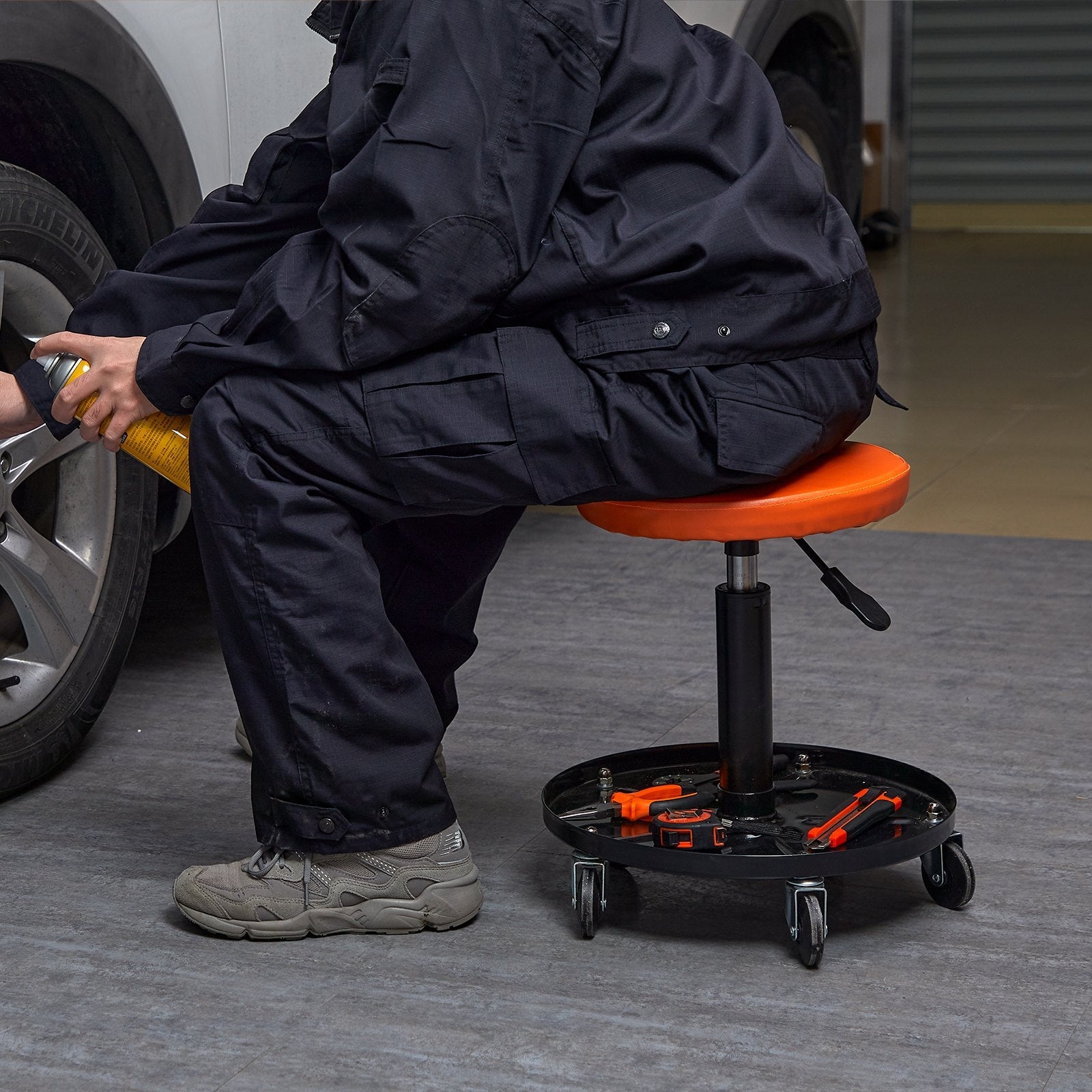 VEVOR Mechanic Stool, 250 LBS Rolling Pneumatic Creeper Garage/Shop Seat, Adjustable Height 16 in-22 in Padded Rolling Workshop Stool with Tool Tray, for Garage, Shop, Auto Repair, Black+Orange