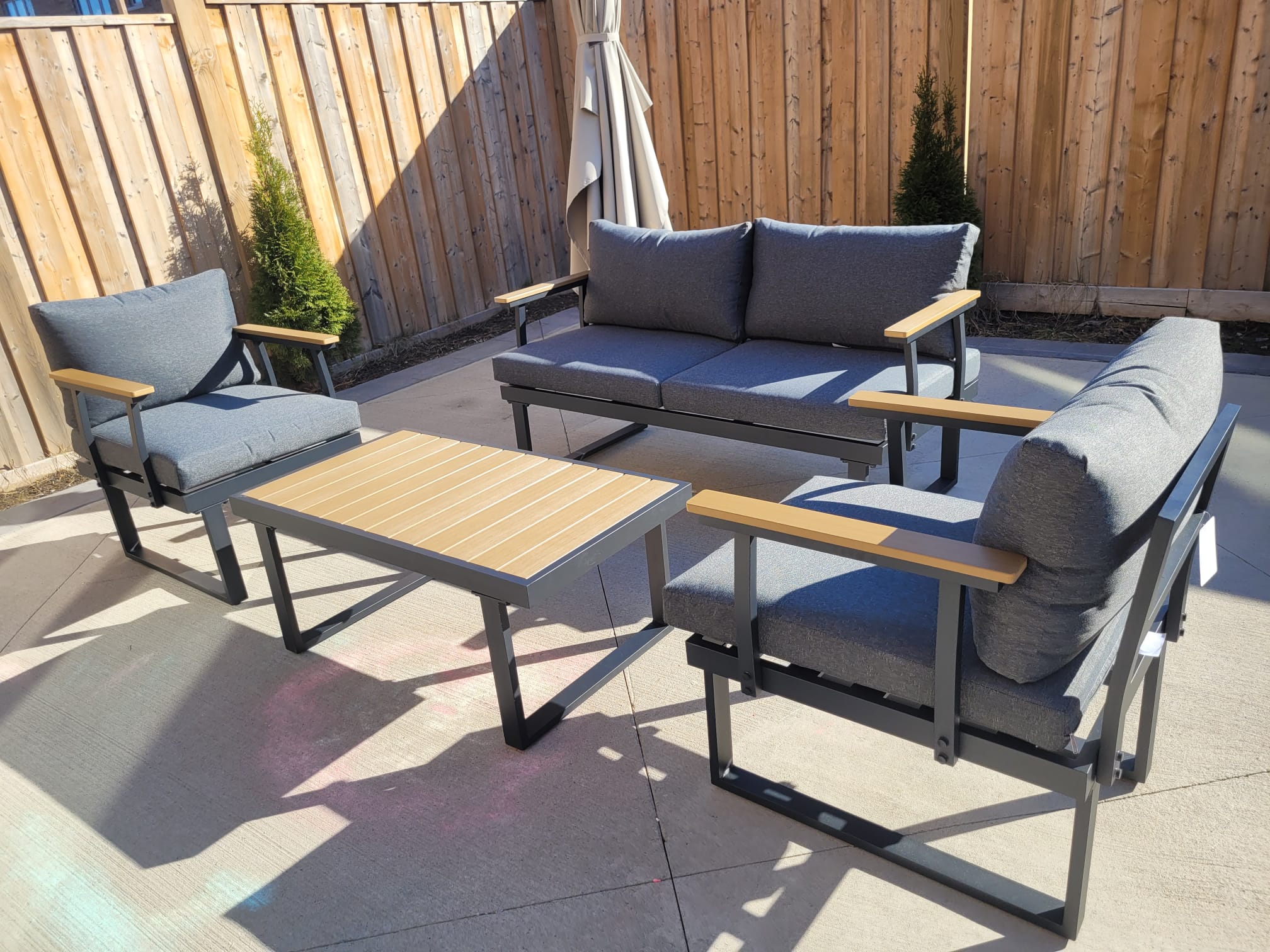 VAKKER  Modern 4 Seater Aluminum Patio Set with Polywood Coffee Table CHARCOAL GREY CUSHION 