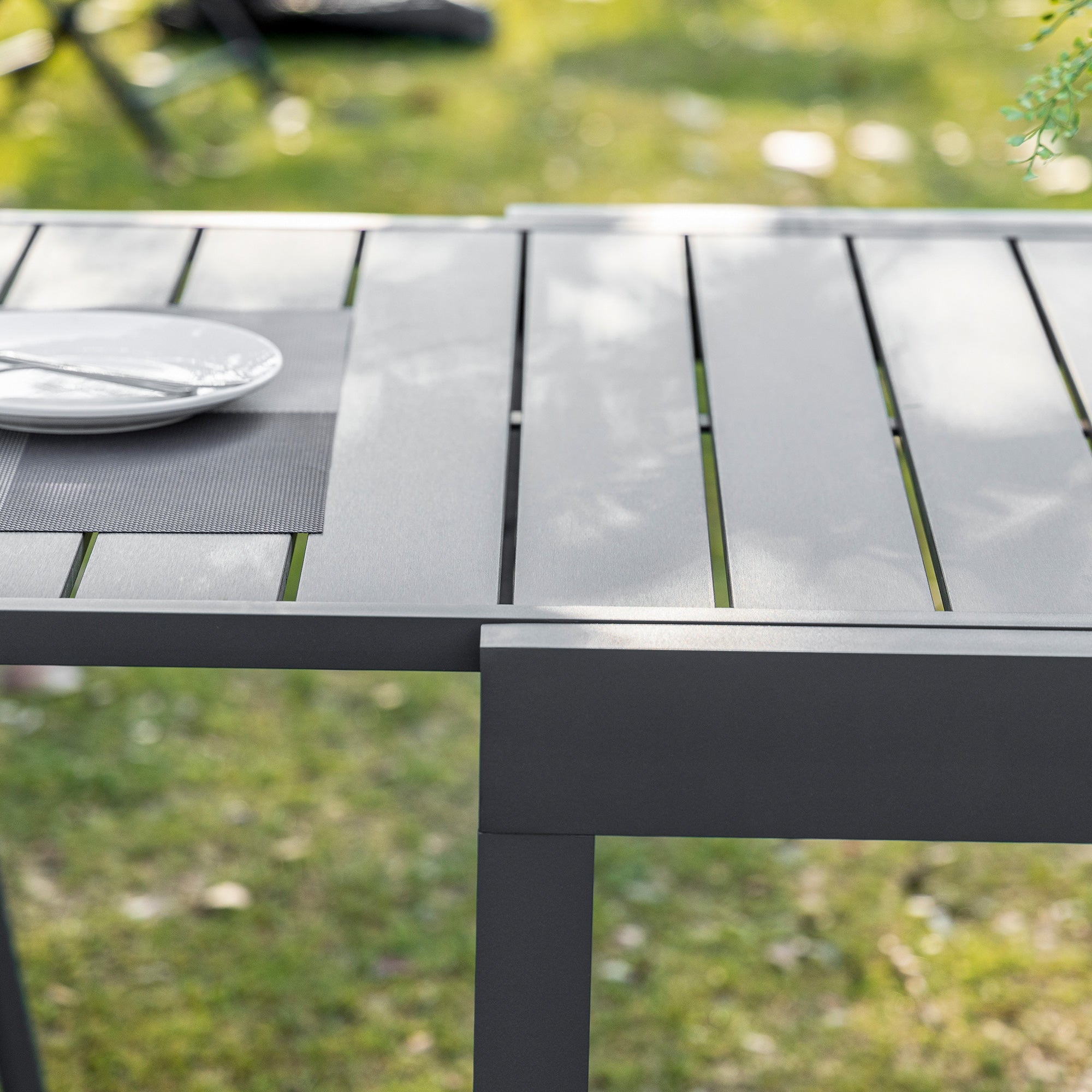 Outsunny Expandable Dining Table Metal Outdoor Slat Table for 4-6 Person Rectangular Garden Bistro Patio Table, Grey 