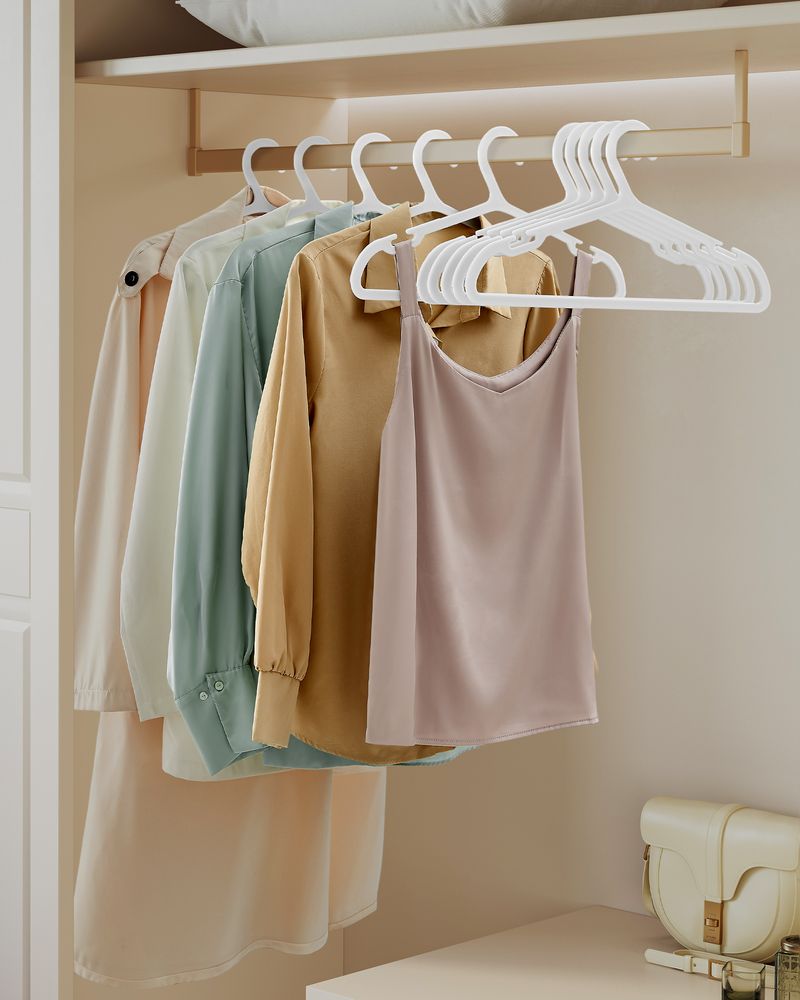 SONGMICS Plastic Hangers with Wide Shoulder Notches Pack of 50 