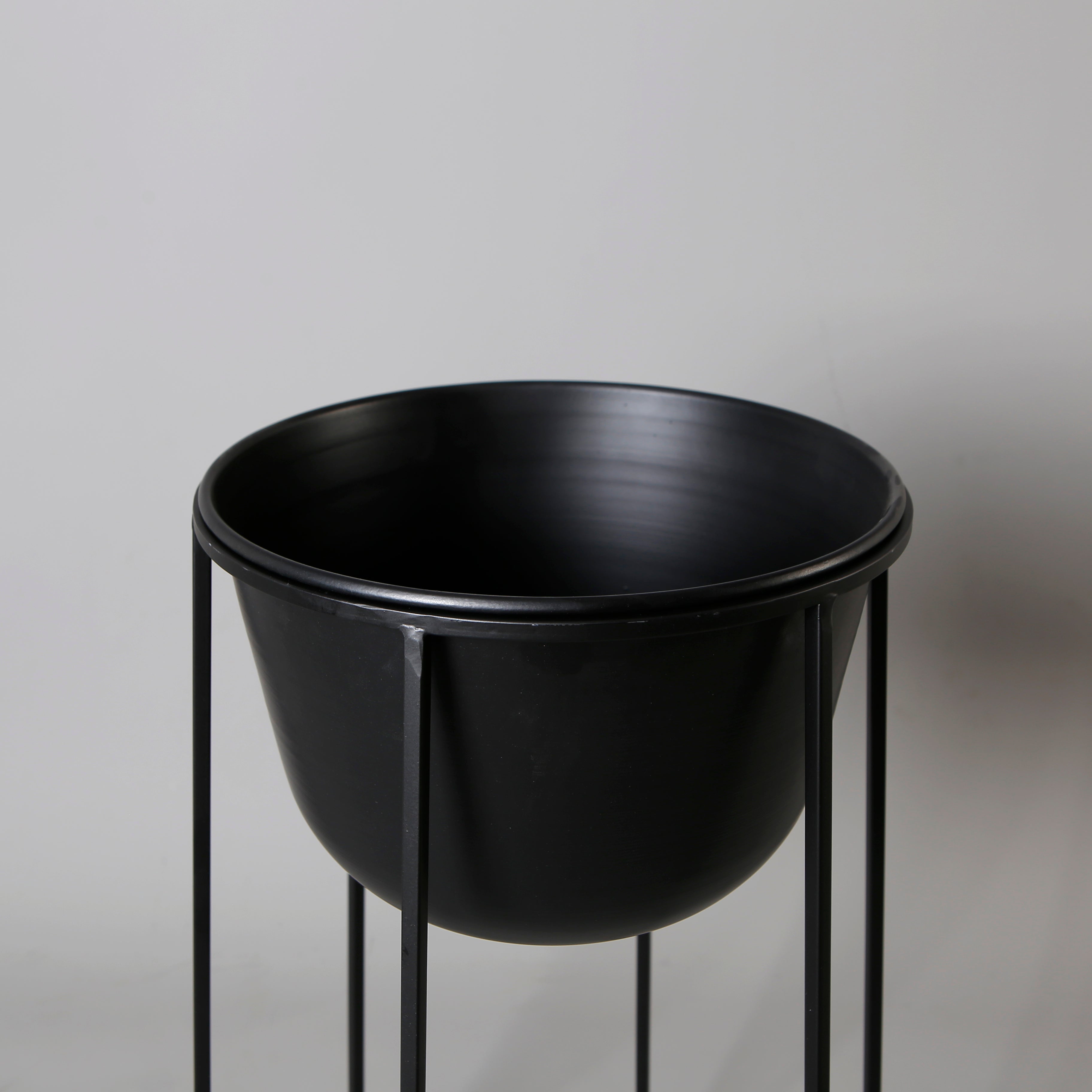 Fazel Black Raised Metal Pot Planter 2’ 