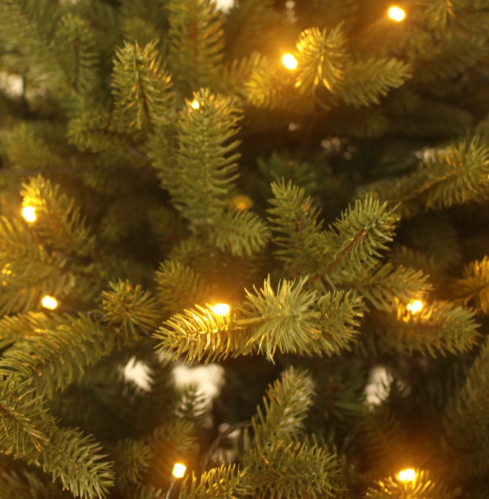 Artiplanto Oscar Most Realistic Artificial Fir Pre-Lit Christmas Tree 7.5' 