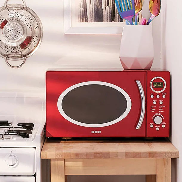 RCA 900-Watt 0.9-Cu. Ft. Retro Countertop Microwave (Red)