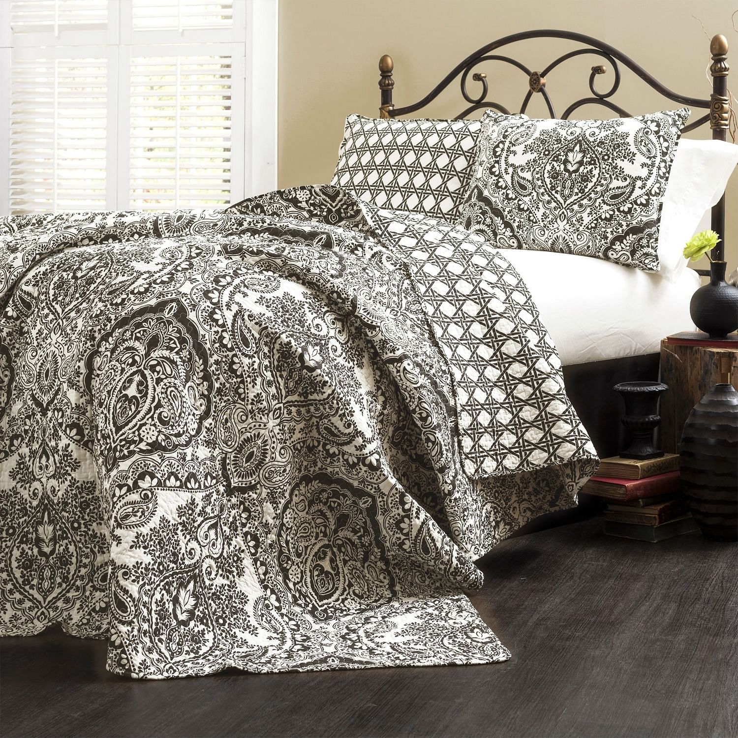 Queen size 3-Piece Quilt Set 100-Percent Cotton in Black White Damask - Free Shipping