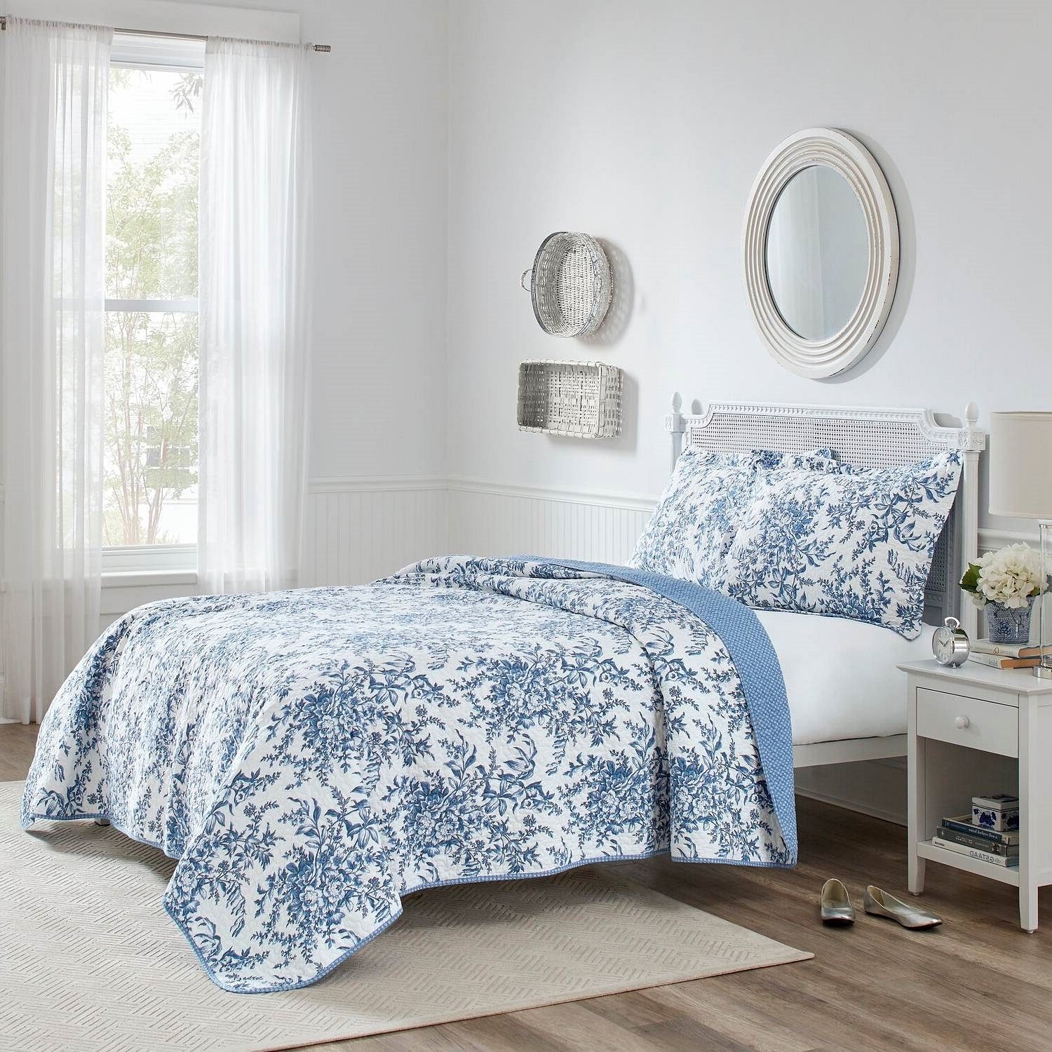 Full/Queen 3 Piece Bed In A Bag Reversible Blue White Floral Cotton Quilt Set - Free Shipping