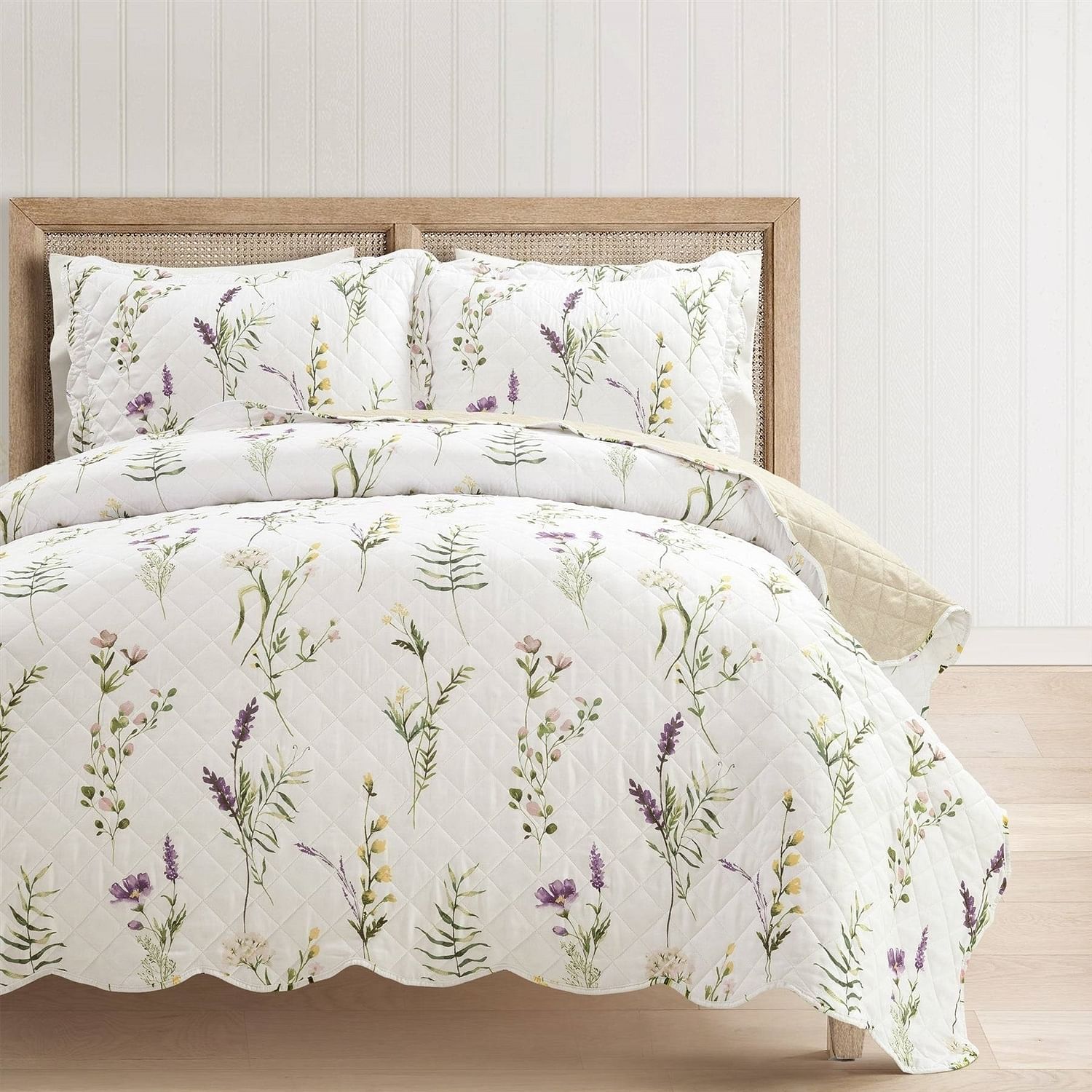 Full/Queen Scallop Edge Floral Lightweight 3 Piece Quilt Set - Free Shipping