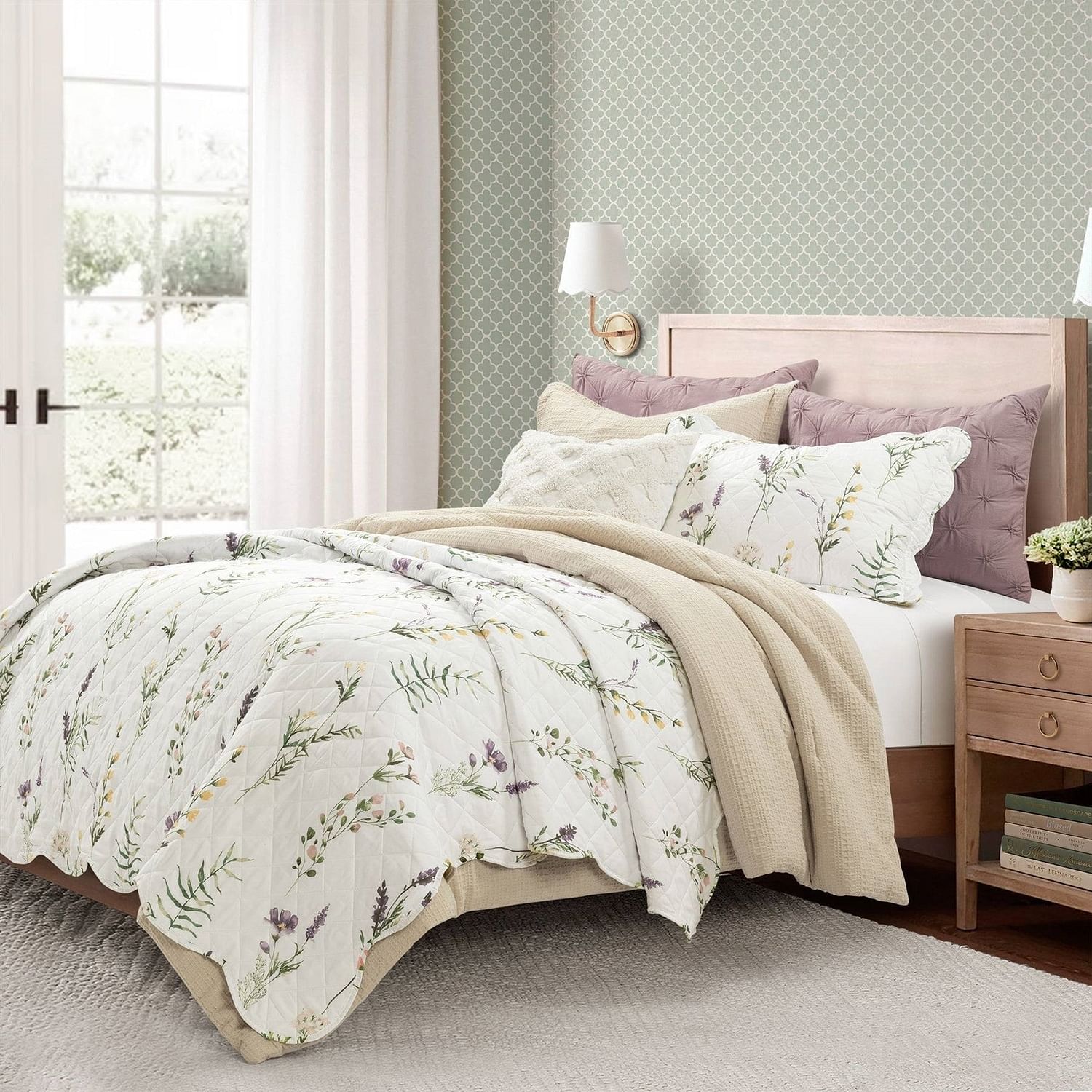 Full/Queen Scallop Edge Floral Lightweight 3 Piece Quilt Set - Free Shipping 
