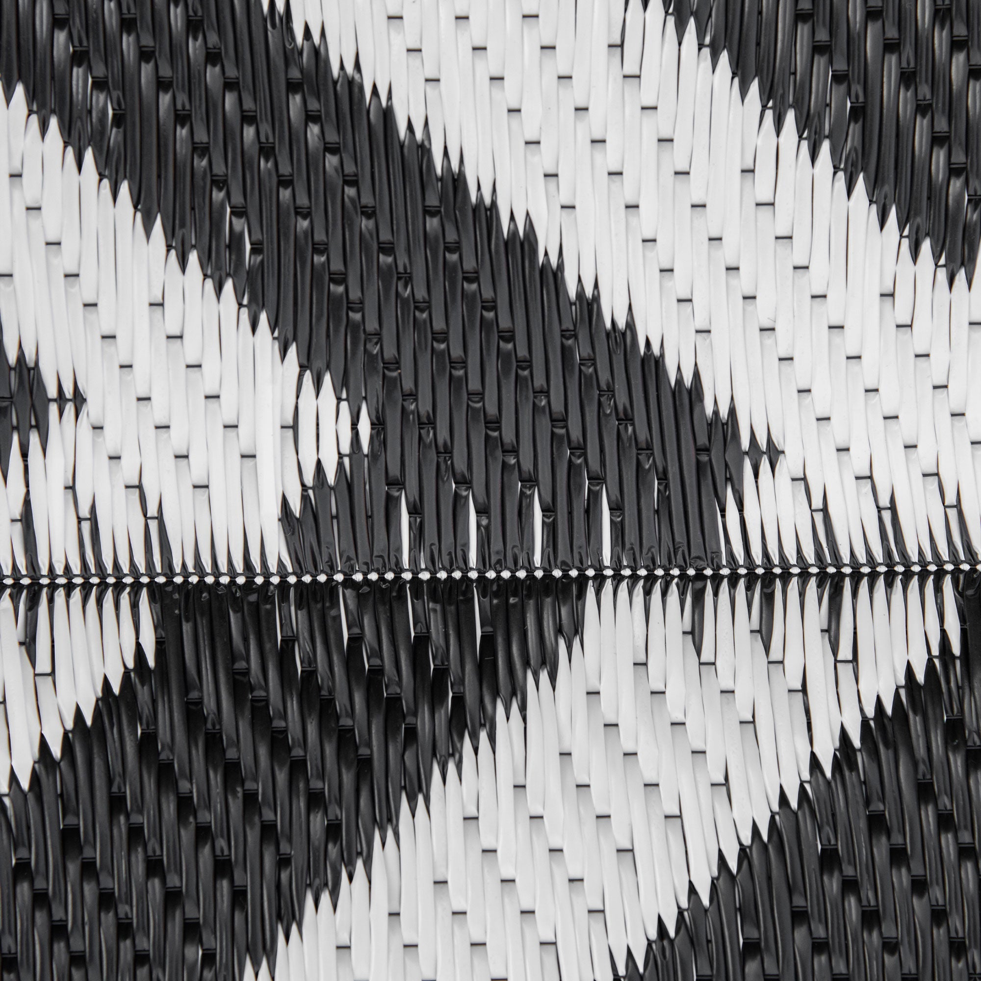 Outsunny 4' x 6' Reversible RV Outdoor Rug, Patio & Camping Plastic Straw Mat, Black & White, for Deck, Beach 