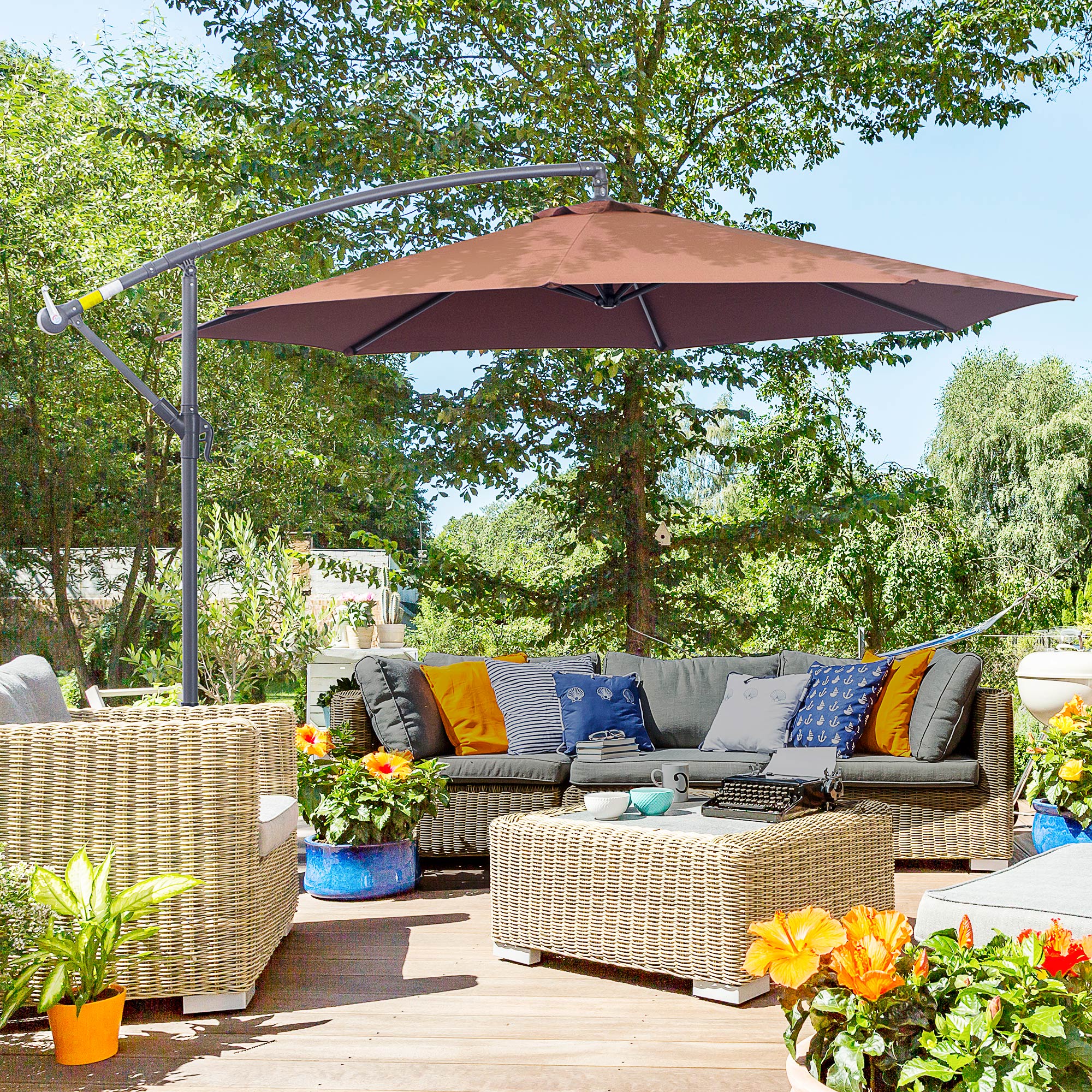Outsunny Offset Patio Umbrella: Φ10' Deluxe Outdoor Banana Hanging Parasol with Sunshade, Crank & Base, Coffee 