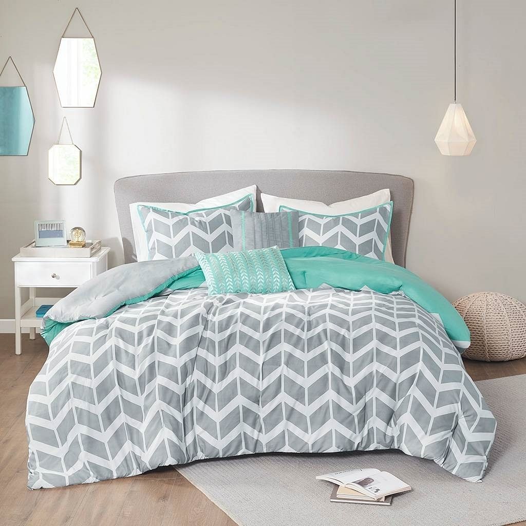 Full/Queen Reversible Comforter Set with Grey White Aqua Teal Chevron Pattern - Free Shipping