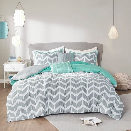 Full/Queen Reversible Comforter Set with Grey White Aqua Teal Chevron Pattern - Free Shipping 