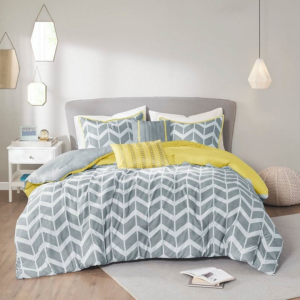 Full / Queen size Reversible Comforter Set in Grey White Yellow Chevron Stripe - Free Shipping 