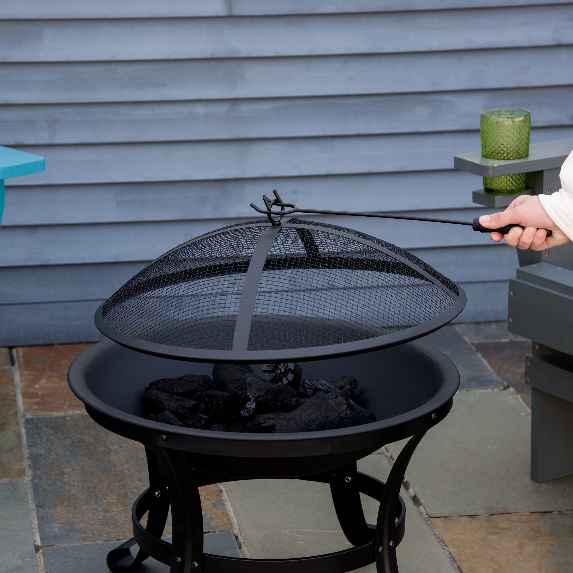 Outsunny Outdoor Fire Pit, Firepit with Mesh Lid, Poker, for Camping, Bonfire, Picnic, Black 
