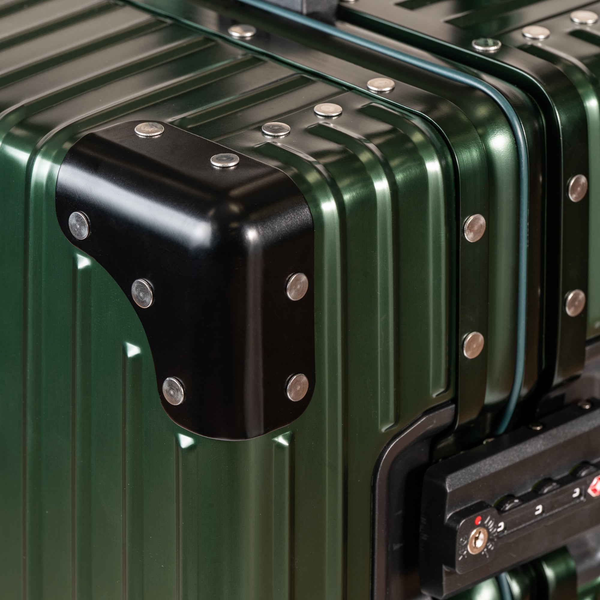 Elite / Aluminum Carry-on 