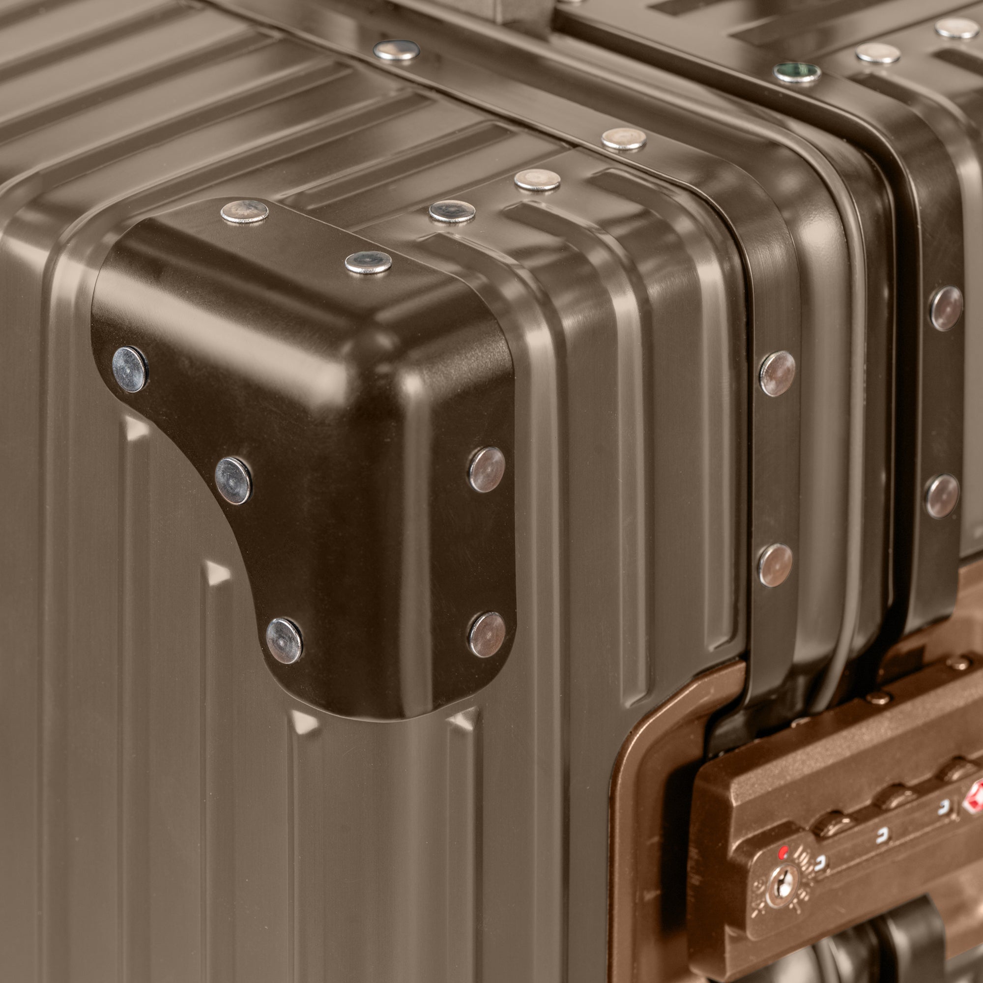 Elite / Aluminum Carry-on 