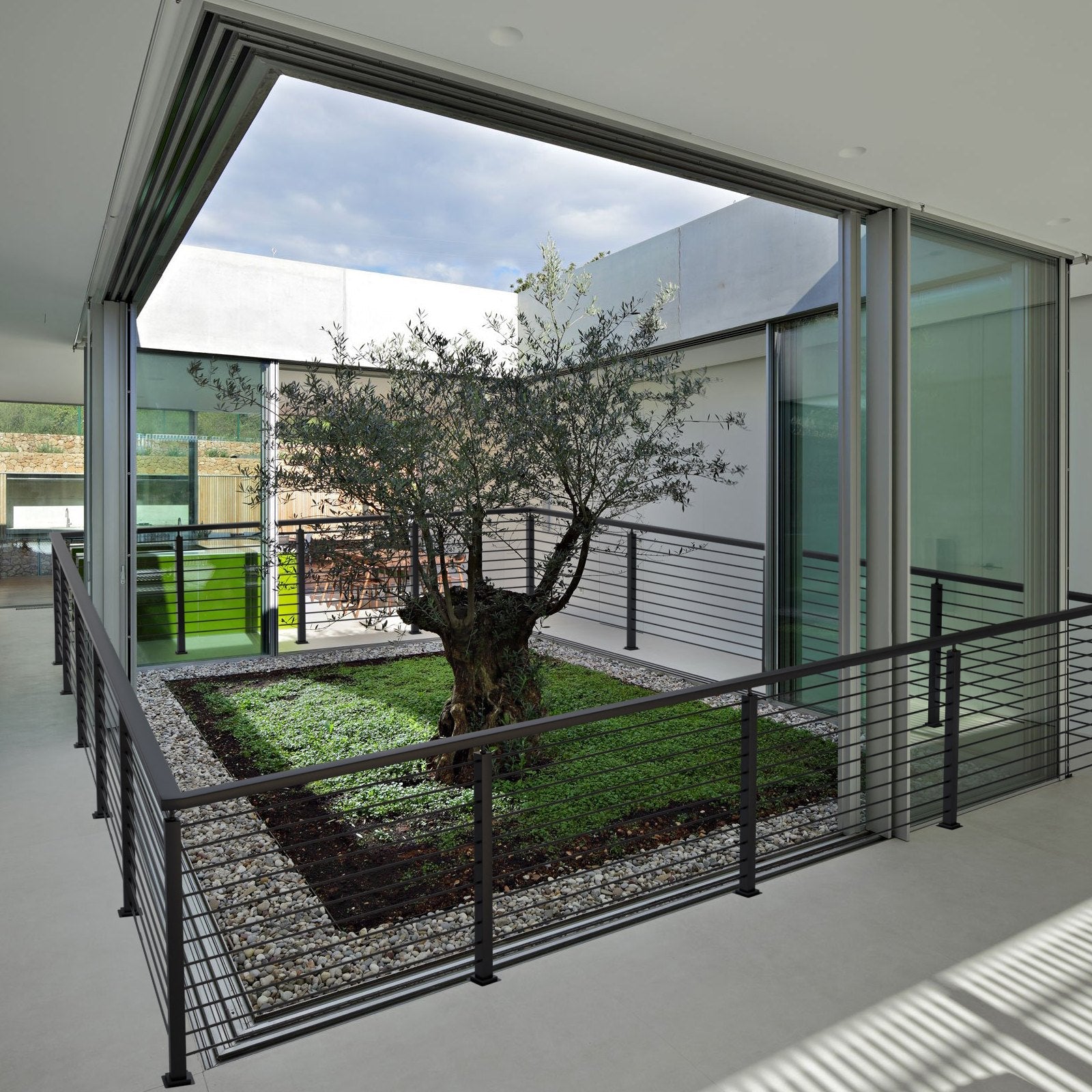 VEVOR Cable Railing Post, 36" x 2" x 2" Steel Horizontal Hole Deck Railing Post, 10 Pre-Drilled Holes, SUS304 Stainless Steel Cable Rail Post with Horizontal and Curved Bracket, 1-Pack, Black 