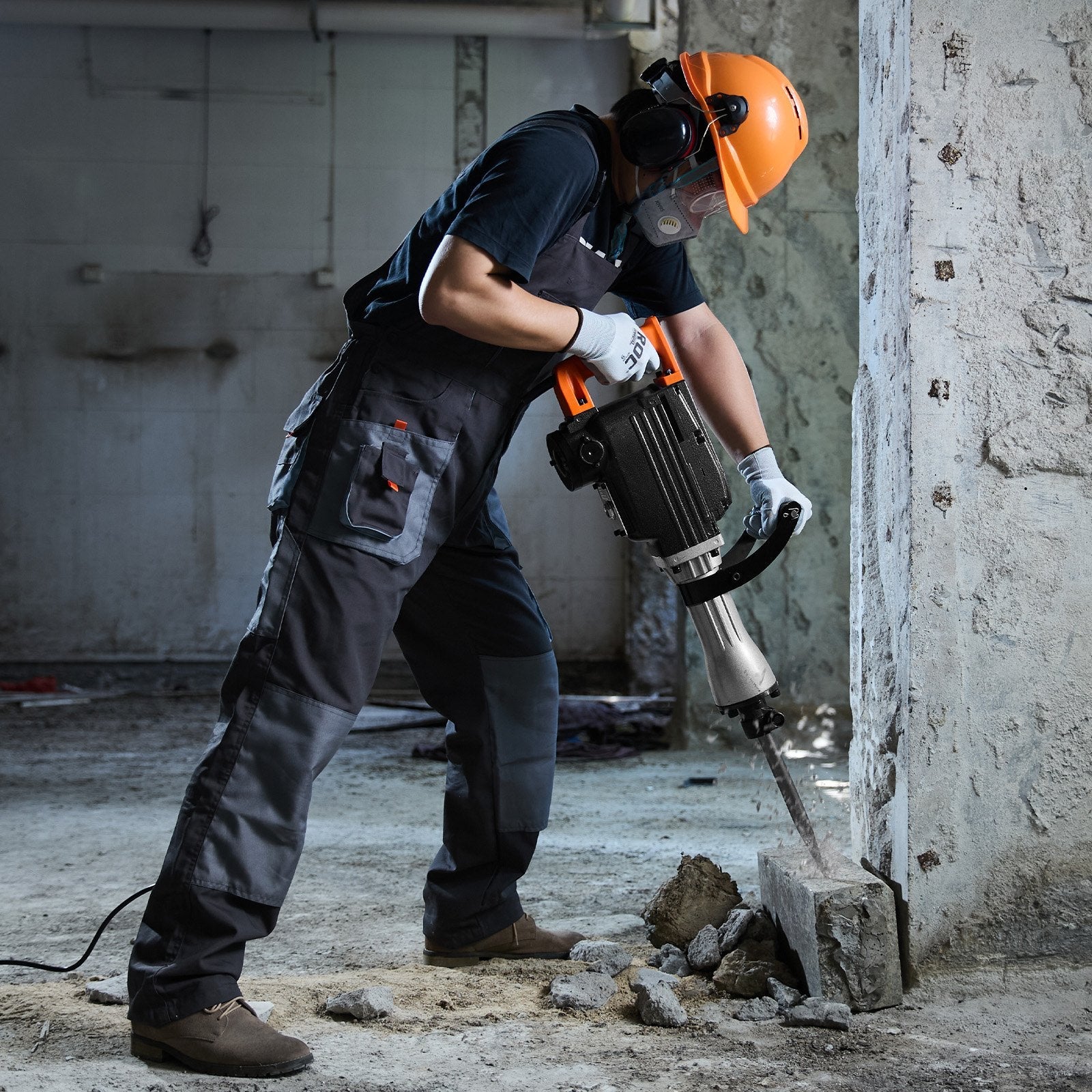 VEVOR Demolition Jack Hammer, 2200W Electric Jackhammer Heavy Duty, 1350 BPM Concrete Breaker 6pcs Chisels Bit Chipping with Case, Black 