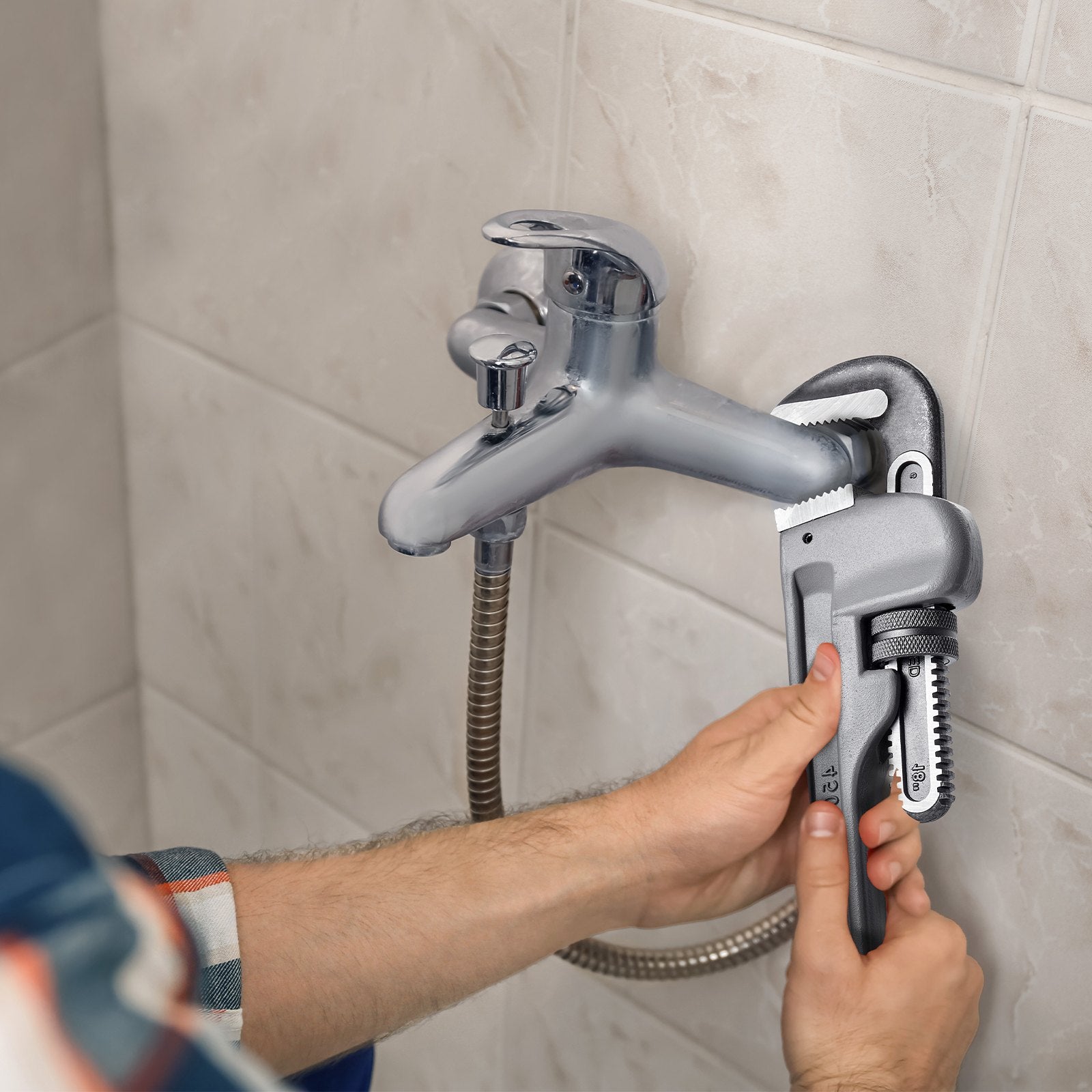 VEVOR Pipe Wrench, 14" Aluminum Straight Pipe Wrench, Automatic Jaw Adjustment, Adjustable Plumbing Wrench, Easy to Carry, Ergonomic Handle, Hangable Design, for Water Pipes, Automotive Repairs 