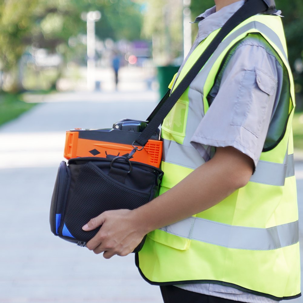 VEVOR Fiber Fusion Splicer 4 Motors, Clad Alignment Fiber Optic Fusion Splicer Kit w/ 4" Digital LCD Screen, 3 in 1 Optical Fiber Holder, Auto Focus Optical Fiber Cleaver Kit 9s Splicing 9-25s Heating 