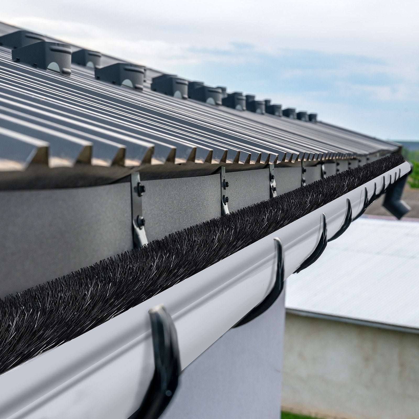 VEVOR Gutter Brush, 120 Feet Total Length 4.33 inch Diameter Gutter Cleaning Tools, Ground-Level Gutter Brush Leaf Guard for 5 Inch Gutters, Easily Clear roof Leaves and Debris, 40 Pack 