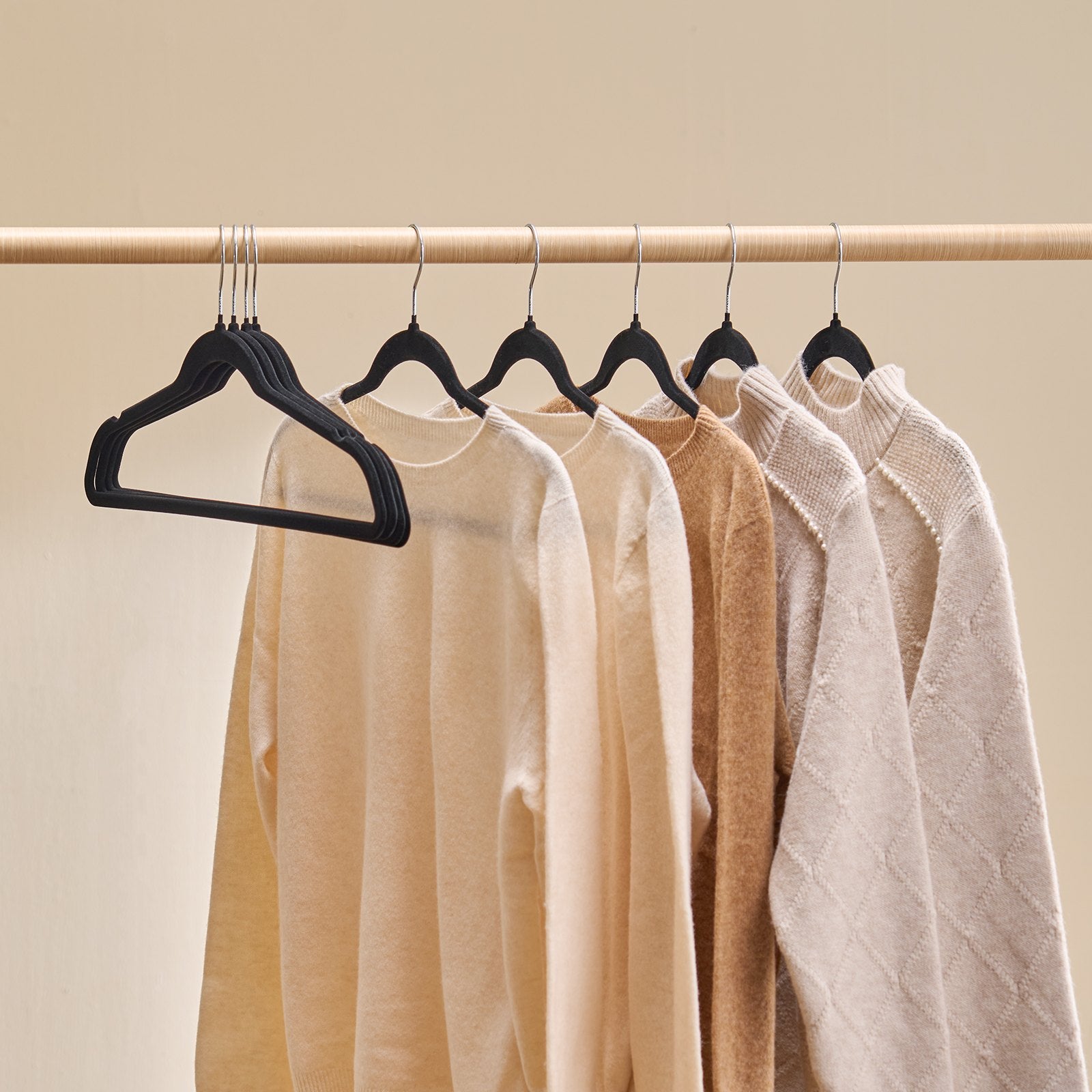 VEVOR Velvet Hangers 50 Pack Black Non-Slip Hangers with 360 Degree Swivel Hook 