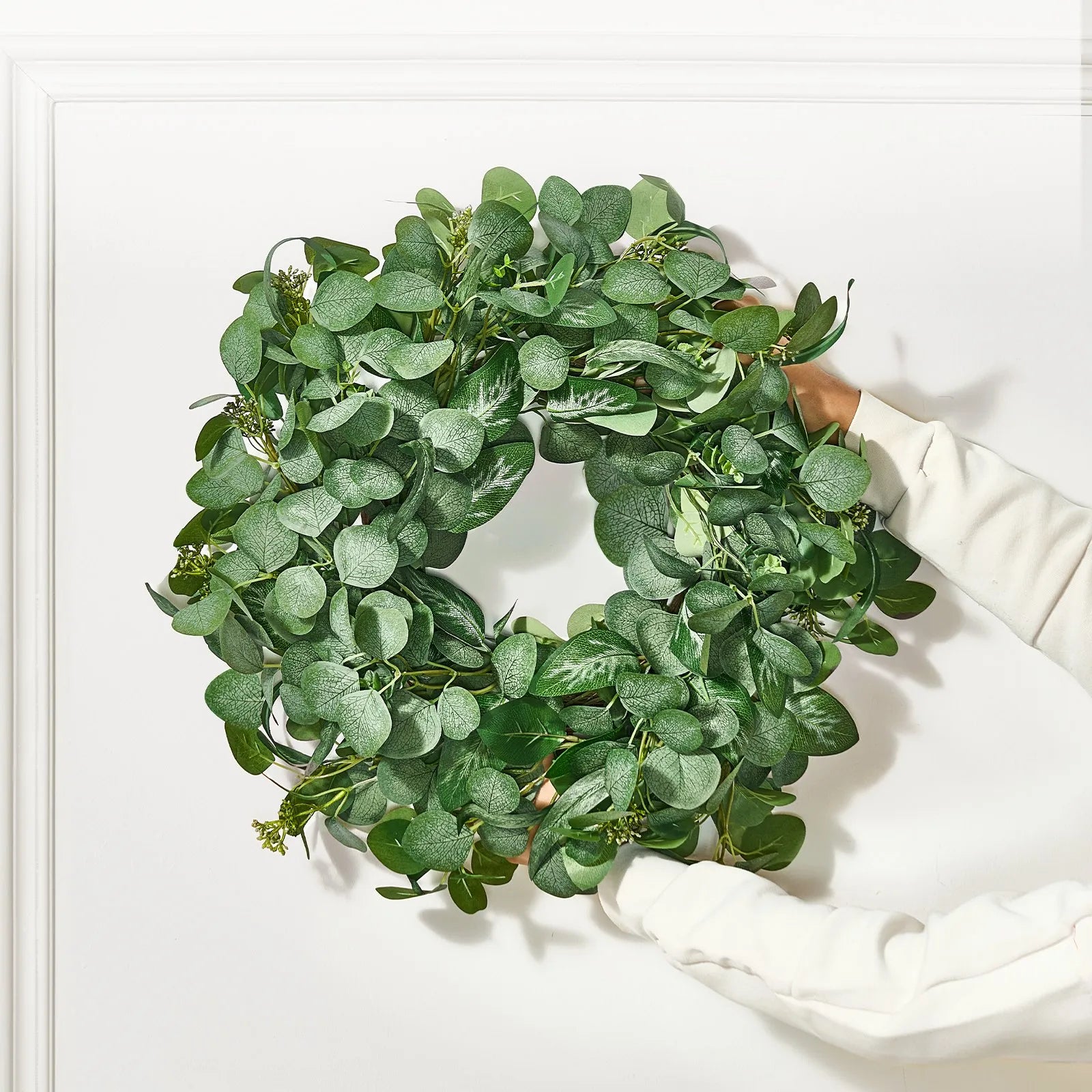 VEVOR Artificial Decorative Wreath 26 in Green Eucalyptus Leaves Year Round